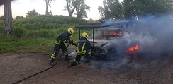El fuego destruyó una pick up Isuzu
