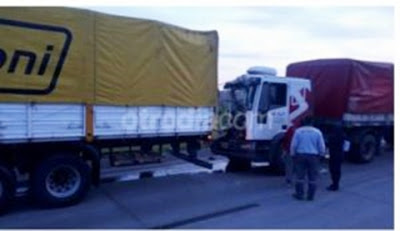 Choque entre dos camiones en autopista en Tortugas