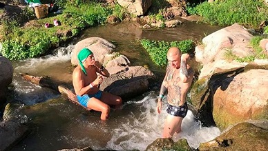 La Mona Jiménez, en el río con su familia
