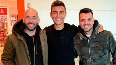 Nico Sattler y Diego Granade, con Dybala