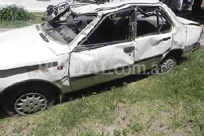 Iban 9 en un auto y volcaron en Suco