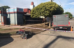 No llevaba casco y se mató al chocar con una camioneta