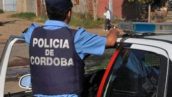 Quiso entrar a robar y quedó atascado en la reja de la ventana