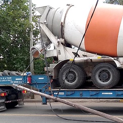 Un camión arrasó con postes y cables en avenida Libertad