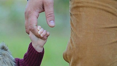 Autorizan a padres a salir a comprar con chicos: las condiciones