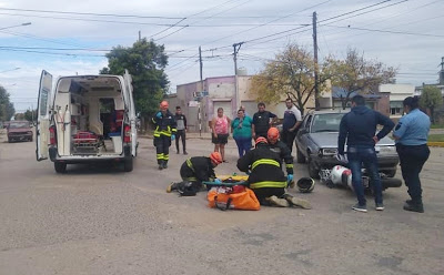 LEONES: ACCIDENTE ENTRE MOTO Y AUTO EN ZONA URBANA
