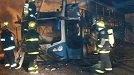 “No quedó nada” de un colectivo incendiado en la Autopista