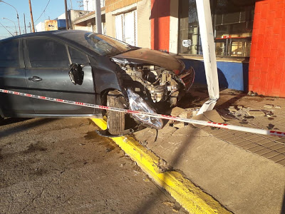 ACCIDENTE EN CORRAL DE BUSTOS: AUTO IMPACTÓ CONTRA UNA ESTACIÓN DE SERVICIOS