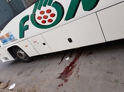 Violento choque entre una moto y un colectivo Fono Bus en barrio Alberdi
