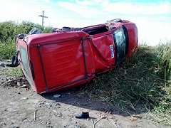 Grave colisión entre una pick up y un furgón