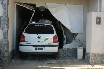 Mackenna: destrozó el frente de la casa de su ex pareja embistiéndolo con su auto