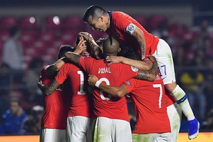 El bicampeón Chile debutó con una goleada sobre Japón