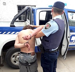 Amenazó con una escopeta a un vecino y le robó la moto
