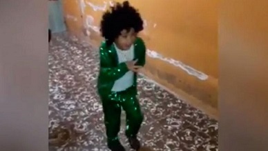 Dylan, el mini fan que bailó con La Mona
