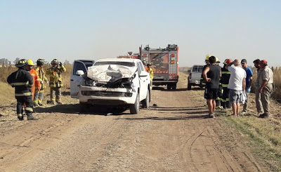 LEONES: ACCIDENTE ENTRE CAMIONETA Y CAMIÓN EN CAMINO RURAL