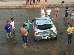 Sacó el auto del garage y terminó en el río