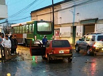 BELL VILLE: Accidente de tránsito entre un vehículo y el colectivo urbano