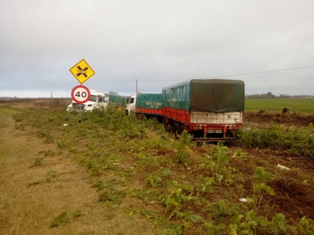 ACCESO ESTE A MONTE MAIZ: PERDIÓ EL CONTROL DEL CAMIÓN