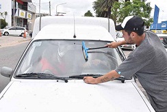 Afirman que entre 20 y 25 chicos limpian vidrios todos los días