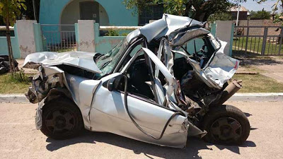 Cerca de San Francisco un auto fue “partido en dos” al ser chocado por un camión