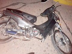 Está grave un joven al chocar dos motos