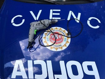 Tres adolescentes amenazaron con un taladro a una mujer para robarle