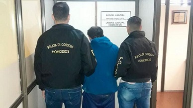 Lo detuvieron por balear a su hija con un rifle con mira telescópica mientras la perseguía