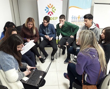 Jóvenes debatieron sobre alcohol y publicidad