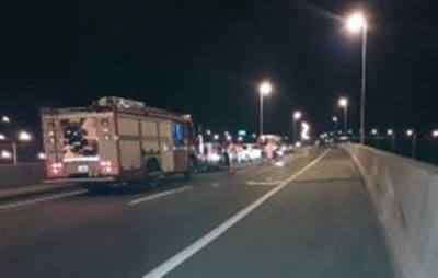   Saira colisionó contra paredes de contención del puente de autopista en Leones