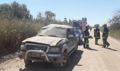 LEONES: VUELCO DE UNA CAMIONETA EN CAMINO RURAL