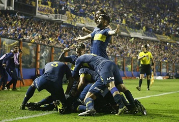 De la mano de Tevez, Boca lo dio vuelta y ganó su zona