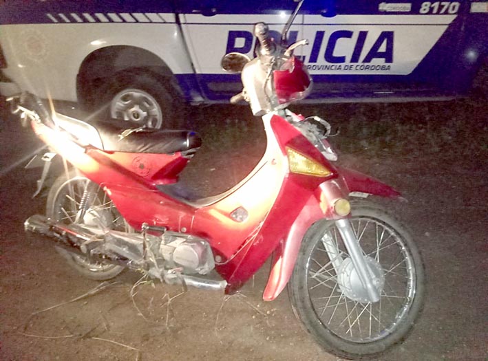 Bicichorro nocturno cerca de un paso a nivel