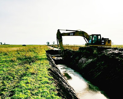 AVANZA LA OBRA DE READECUACIÓN DEL CANAL QUE CONECTA LEONES CON EL ARROYO TORTUGAS