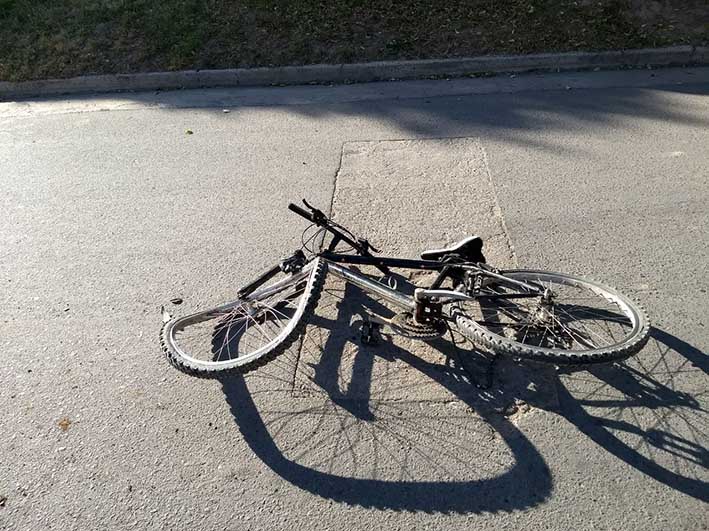 Embistió a dos adolescentes en bicicleta y escapó del lugar