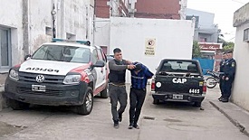 Mujer de 18 años y hombre de 30 presos por agredir a dos personas