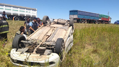 Un auto chocó contra un camión con acoplado en ruta 158