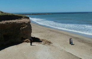 Una niña murió aplastada al derrumbarse un barranco