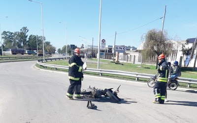 ACCIDENTE DE MOTO EN LA ROTONDA A LA ENTRADA A LEONES