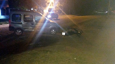 VILLA NUEVA: Menores en moto chocaron contra una Kangoo y sufrieron heridas graves