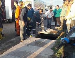 ACCIDENTE: CAIDA DE MUJER EN ALCANTARILLA