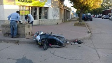 Llevaba tres niños en moto y chocó contra un auto
