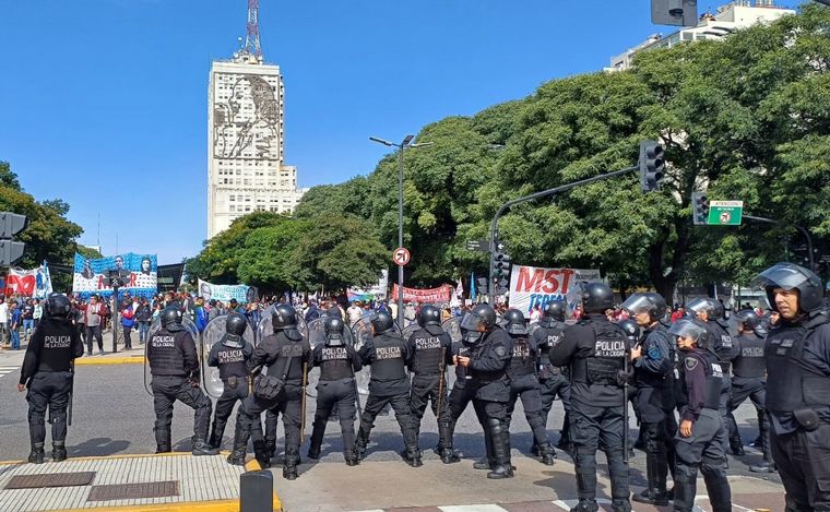 Desalojaron la protesta en la 9 de Julio y hubo tensión: heridos y detenidos