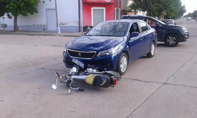 Choque entre moto y auto en Leones, donde una joven de 17 años sufrió fractura de tibia y peroné