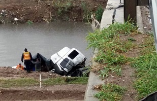 Impactante: cayó un camión desde un puente en Córdoba