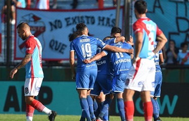 Vélez goleó a Arsenal por 4-0 y se metió en zona de copas