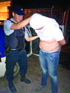 Amenazó con un cuchillo a su expareja