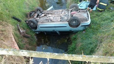 CHAÑAR LADEADO: DESPISTE Y VUELCO DE UN AUTO EN LA RUTA 93