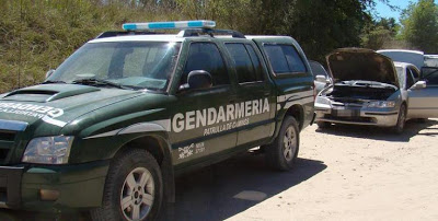 Detienen a dos efectivos policiales tras allanamientos por estupefacientes.