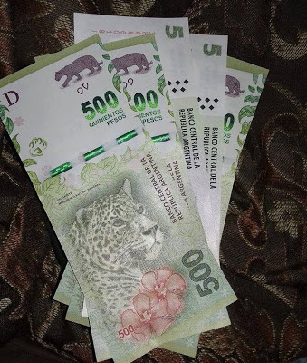 Confuso episodios con billetes de 500 y 5 pesos en un cajero automático de Leones