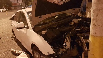 Borracho, chocó otro auto, lo destruyó y tuvo que ser rescatado por la Policía